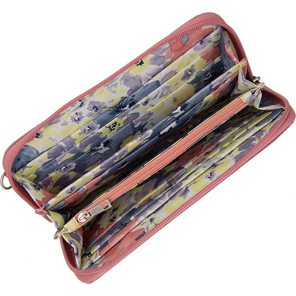 Travelon RFID Wallet with wristlet strap, Passport Case & Luggage Tags - Picture 2 of 5